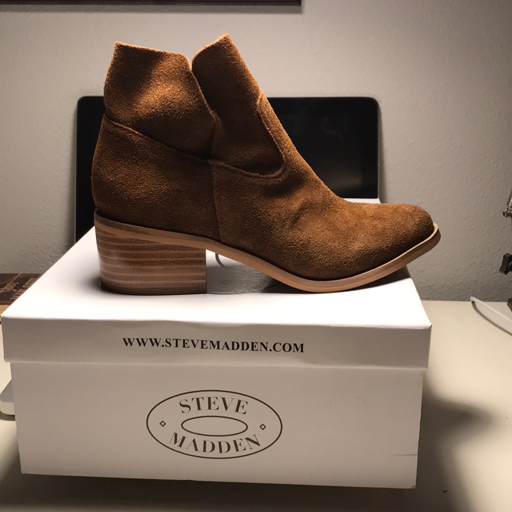 Steve Madden Leo Brown suede booties